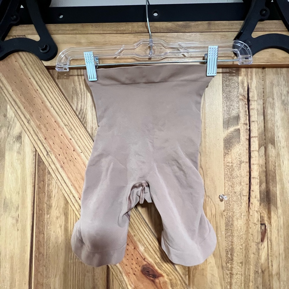 COPY - SKIMS Mid Thigh Short— Seamless Sculpt - Picture 3 of 3